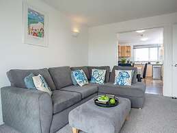 Spacious 3 Bed House - Sleeps 6 - Parking - Wifi