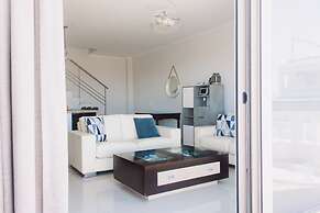 Villa Cook with pool and sea views