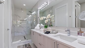 Uptown Luxury On Audubon 4 Bedroom Townhouse by RedAwning