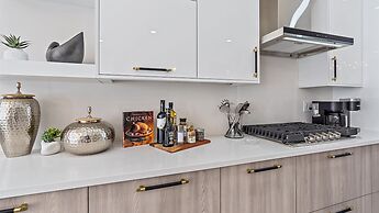 Uptown Luxury On Audubon 4 Bedroom Townhouse by RedAwning