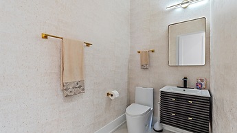 Uptown Luxury On Audubon 4 Bedroom Townhouse by RedAwning