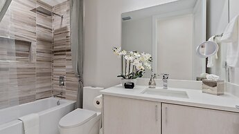 Uptown Luxury On Audubon 4 Bedroom Townhouse by RedAwning