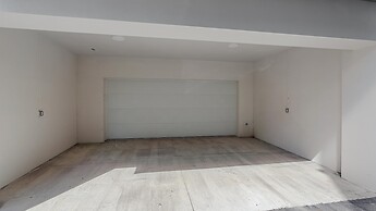 Uptown Luxury On Audubon 4 Bedroom Townhouse by RedAwning