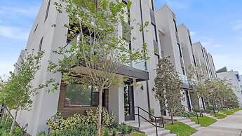 Uptown Luxury On Audubon 4 Bedroom Townhouse by RedAwning