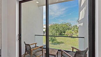 Uptown Luxury On Audubon 4 Bedroom Townhouse by RedAwning