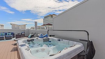 Uptown Luxury On Audubon 4 Bedroom Townhouse by RedAwning