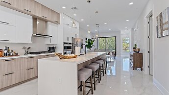 Uptown Luxury On Audubon 4 Bedroom Townhouse by RedAwning