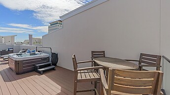 Uptown Luxury On Audubon 4 Bedroom Townhouse by RedAwning