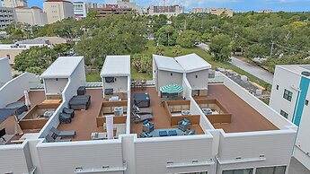 Uptown Luxury On Audubon 4 Bedroom Townhouse by RedAwning