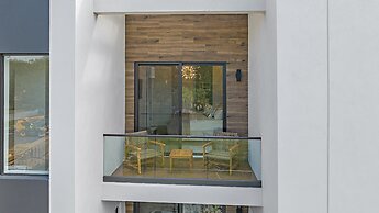 Uptown Luxury On Audubon 4 Bedroom Townhouse by RedAwning