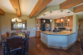 5th Floor 2bd/2ba Condo With Magnificent Views 2 Bedroom Condo by RedA