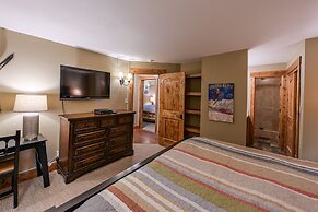 5th Floor 2bd/2ba Condo With Magnificent Views 2 Bedroom Condo by RedA