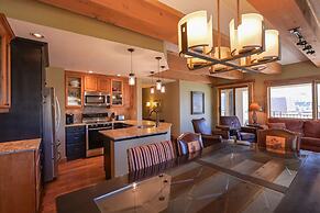 5th Floor 2bd/2ba Condo With Magnificent Views 2 Bedroom Condo by RedA