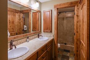 5th Floor 2bd/2ba Condo With Magnificent Views 2 Bedroom Condo by RedA