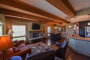 5th Floor 2bd/2ba Condo With Magnificent Views 2 Bedroom Condo by RedA