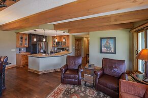 5th Floor 2bd/2ba Condo With Magnificent Views 2 Bedroom Condo by RedA