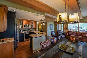 5th Floor 2bd/2ba Condo With Magnificent Views 2 Bedroom Condo by RedA