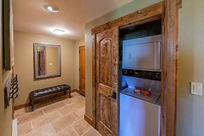 5th Floor 2bd/2ba Condo With Magnificent Views 2 Bedroom Condo by RedA