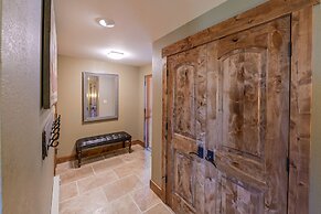 5th Floor 2bd/2ba Condo With Magnificent Views 2 Bedroom Condo by RedA