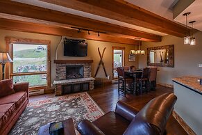 5th Floor 2bd/2ba Condo With Magnificent Views 2 Bedroom Condo by RedA