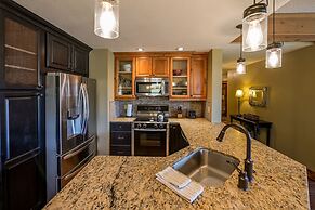 5th Floor 2bd/2ba Condo With Magnificent Views 2 Bedroom Condo by RedA