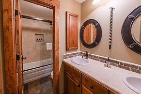 5th Floor 2bd/2ba Condo With Magnificent Views 2 Bedroom Condo by RedA