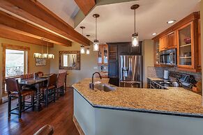 5th Floor 2bd/2ba Condo With Magnificent Views 2 Bedroom Condo by RedA