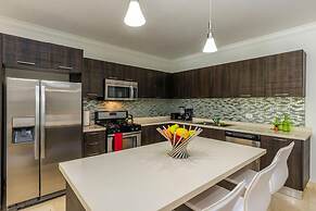 Beautiful 2BR Condo w Great Amenities Palmbeach