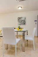 Beautiful 2BR Condo w Great Amenities Palmbeach