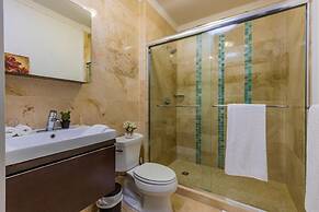 Beautiful 2BR Condo w Great Amenities Palmbeach