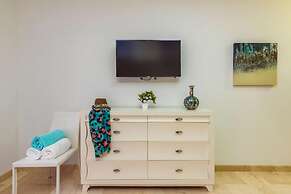 Beautiful 2BR Condo w Great Amenities Palmbeach