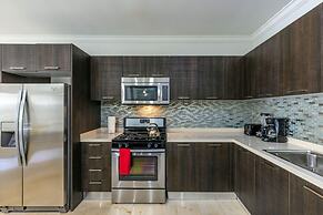 Beautiful 2BR Condo w Great Amenities Palmbeach