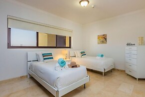 Beautiful 2BR Condo w Great Amenities Palmbeach