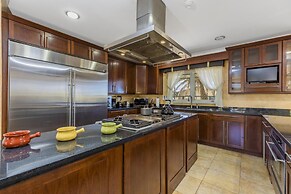 Luxury 4br4ba Villa w Hottub Pool Ocean Views