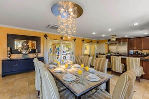 Luxury 4br4ba Villa w Hottub Pool Ocean Views