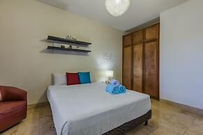 4BR 3BA w Pool Sleeps 10 200m From Eagle Beach