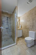 4BR 3BA w Pool Sleeps 10 200m From Eagle Beach