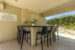 4BR 3BA w Pool Sleeps 10 200m From Eagle Beach