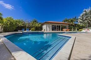 4BR 3BA w Pool Sleeps 10 200m From Eagle Beach