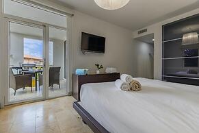 4BR 3BA w Pool Sleeps 10 200m From Eagle Beach