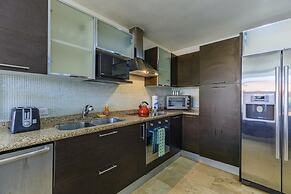 4BR 3BA w Pool Sleeps 10 200m From Eagle Beach