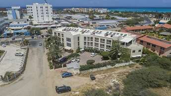 4BR 3BA w Pool Sleeps 10 200m From Eagle Beach