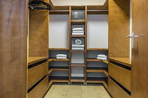 4BR 3BA w Pool Sleeps 10 200m From Eagle Beach