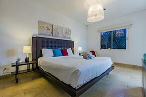 4BR 3BA w Pool Sleeps 10 200m From Eagle Beach