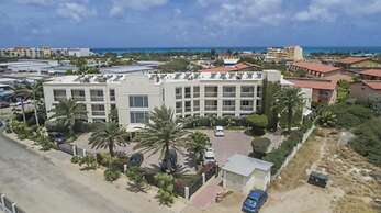 4BR 3BA w Pool Sleeps 10 200m From Eagle Beach