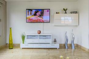 4BR 3BA w Pool Sleeps 10 200m From Eagle Beach