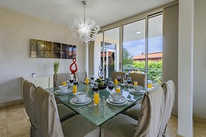 4BR 3BA w Pool Sleeps 10 200m From Eagle Beach