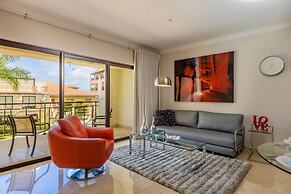 Luxury 1BR Condo Great Location Amenities