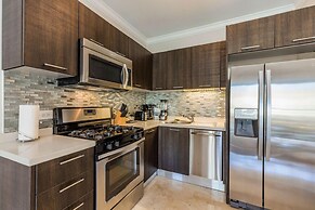 Luxury 1BR Condo Great Location Amenities