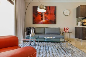 Luxury 1BR Condo Great Location Amenities